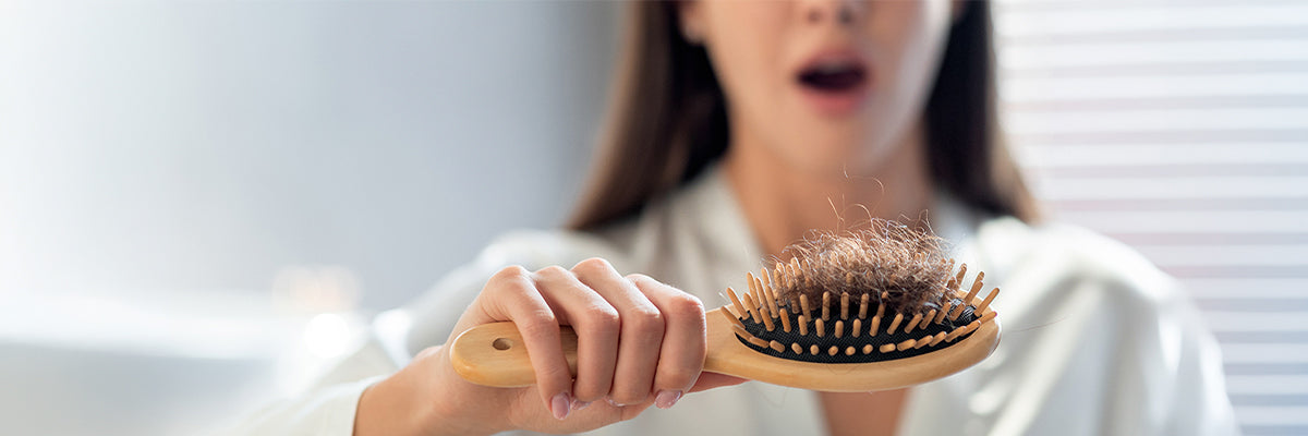 Caída del Pelo: Causas Reales y Cómo Detenerla (Guía Dermatológica 2026)